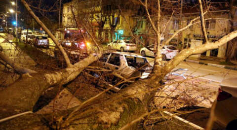 Bursa'da şiddetli fırtına yıktı geçti!