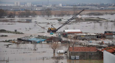 Bursa'da Canbalı Deresi taştı, evleri su bastı