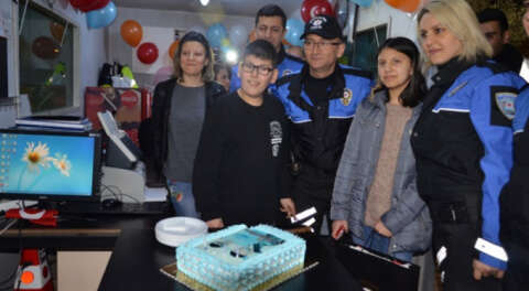 Polislerden otizmli çocuğa doğum günü sürprizi