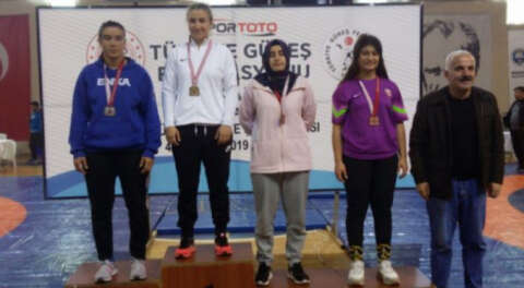 Kadın güreşçiler Mudanya'da kıyasıya yarıştı