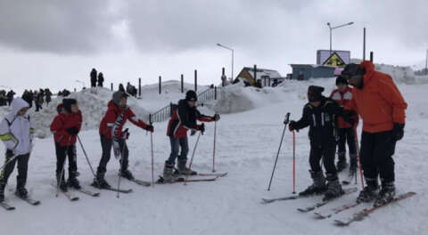 Bursa'da öğrencilerin kayak heyecanı