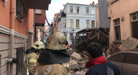 Fatih'te 3 katlı ahşap bina çöktü