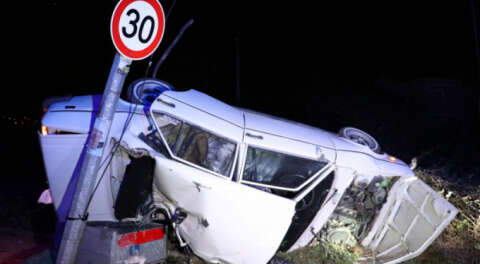 Otomobil direğe çarpıp takla attı; 3 yaralı