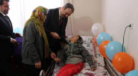 Bursa polisinden engelli kıza doğum günü sürprizi