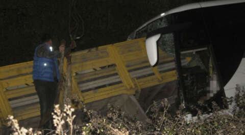 Yolcu otobüsü ile kamyon çarpıştı: 2 ölü, 7 yaralı