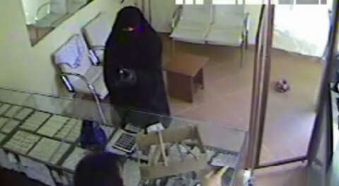 Silahlı çarşaflı soyguncular öyle bir panikledi ki...