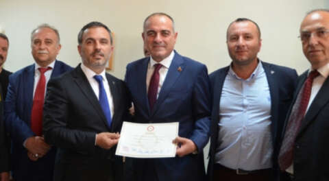 Gemlik Belediye Başkanı Sertaslan mazbatasını aldı