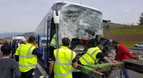 Bursa'da yolcu otobüsü tıra çarptı; 2 ölü 20 yaralı