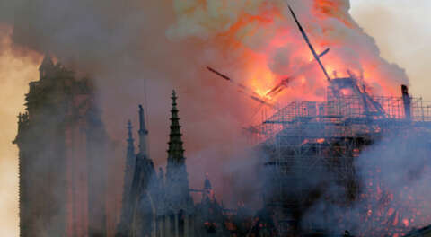 Notre Dame Katedrali'nde büyük yangın