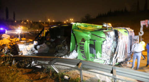 Bursa'da devrilen kamyonun sürücüsü kurtarılamadı