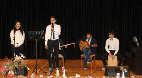 Lise öğrencilerinden şiirli- şarkılı akşam