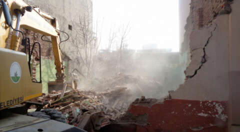 Osmangazi'de metruk binaların yıkımı sürüyor
