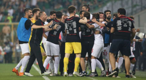 Bursa Büyükşehir Stadı'nda 1. Lig'e yükseldiler