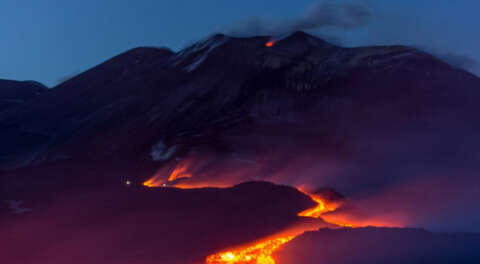 Etna yanardağı lav ve kül püskürtmeye başladı