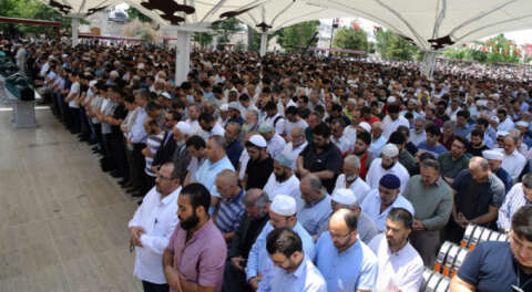 Mursi için 81 ilde gıyabi cenaze namazı kılındı