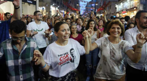İstanbul sokaklarında seçim zaferi kutlamaları
