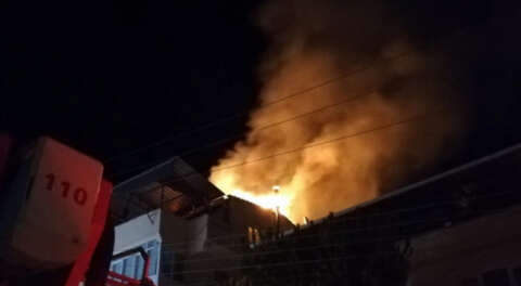 Bursa'da korkutan yangın; 3 binanın çatısı yandı