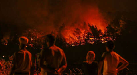 İzmir'deki yangın yerleşim yerlerini tehdit ediyor
