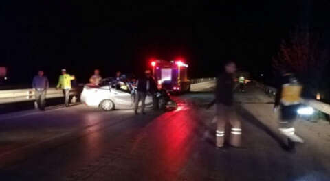 Bursa'da otomobil tıra çarptı; 1 ölü, 4 yaralı