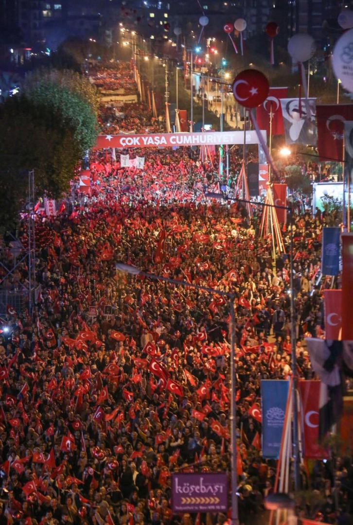 Bursa'da tarihi gece; Yüzbinler Cumhuriyet için yürüdü