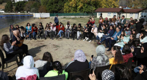 Alinur Aktaş gençlerle saz dinletisinde