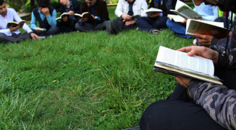 Bursa'da gençler farkındalık için kitap okudu