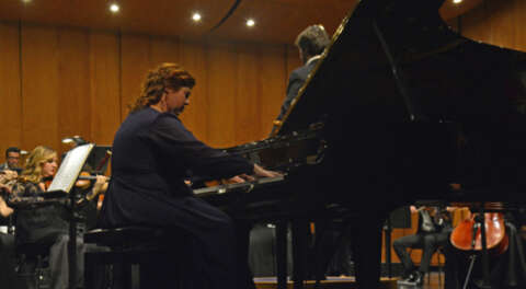 Bursa Senfoni piyanist İris Şentürker'i konuk etti
