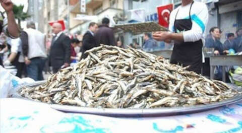 Bursa'da vatandaşlara 2 ton hamsi ikram edildi