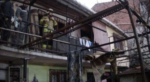 İnegöl'de iki katlı binadaki baca yangını korkuttu