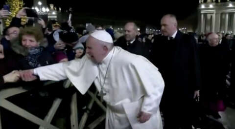 Papa Francis elini çeken kadının eline vurdu!