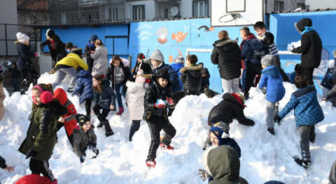 İnegöl'de öğrenciler taşıma karla eğlendi