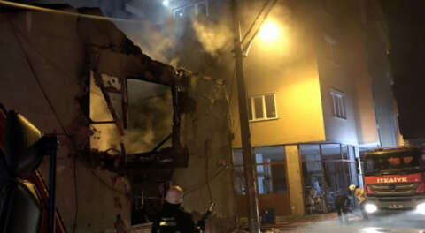Bursa'da 2 katlı ahşap ev yandı; 1 yaralı