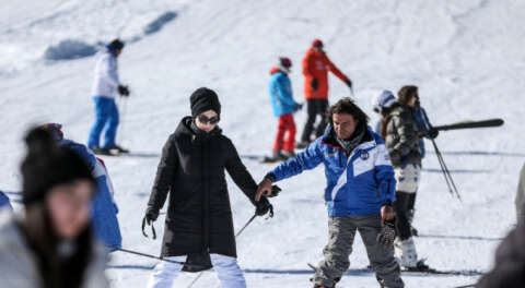 Uludağ'da 2 saatlik eğitimle kayak yapıyorlar