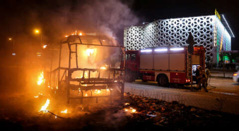Bursa'da park halindeki arızalı minibüs yandı