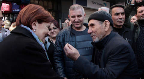 Akşener Bursa'da esnaf, işçi ve öğrencilerle buluştu