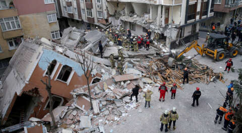 Depremden sonra boşaltılan apartman çöktü