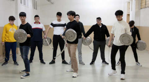 Güney Koreli gençlerin kılıçkalkan merakı