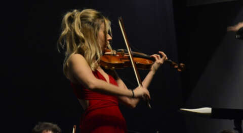 İtalyan sanatçı Tifu Bursa'da sahne aldı