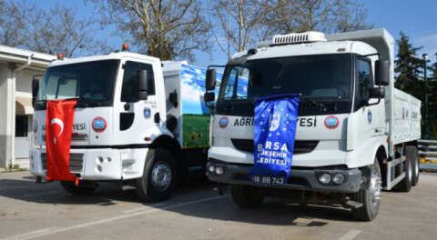 Bursa Büyükşehir Belediyesi Ağrı'ya iki araç hibe etti