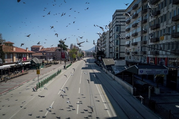 Bursa'da cadde ve sokaklardan insansız kareler