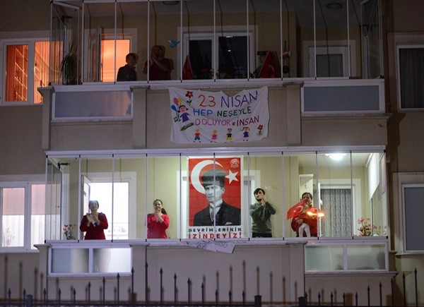 Türkiye balkonlarda; 23 Nisan ilk kez böyle kutlandı