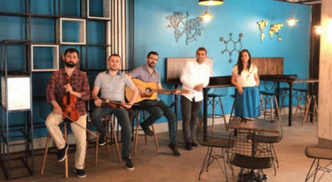 Bursa'da iki öğretmen kendi şarkılarına klip çekti