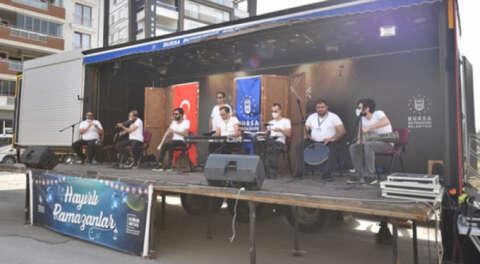 Bursa sokaklarında Türk Sanat Müziği dinletisi