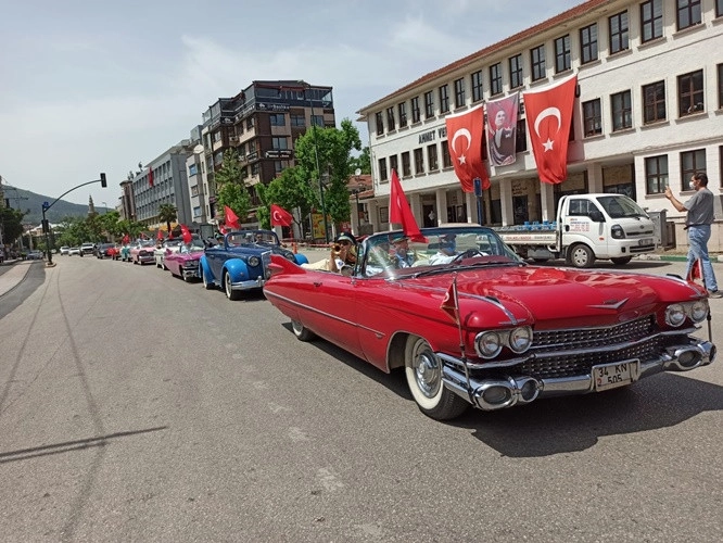 Bursa'da klasik araçlarla 19 Mayıs kutlaması