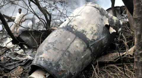 Pakistan'da yolcu uçağı yerleşim alanına düştü