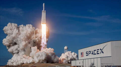 SpaceX'in ilk insanlı uzay mekiği başarıyla fırlatıldı