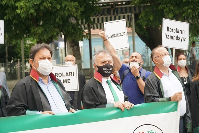 Bursa Barosu'nun çoklu baro eylemleri sürüyor