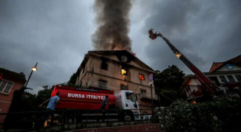 Bursa'da eski Dönence kafe binasında yangın