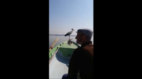 Yaren, Adem Amca'yı teknesinde ziyaret etti