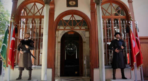 Alp kıyafetli jandarmalar saygı nöbetinde